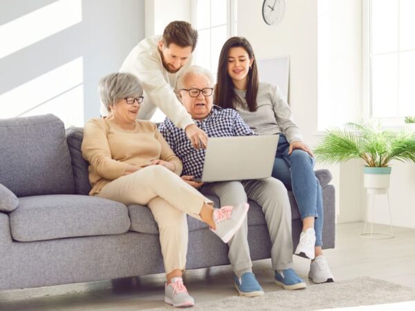 familie discutand cu varstnic in timpul unei vizite de informare intr-un centru rezidential