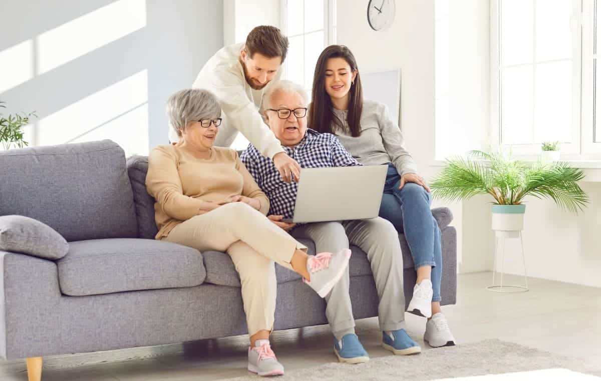 familie discutand cu varstnic in timpul unei vizite de informare intr-un centru rezidential