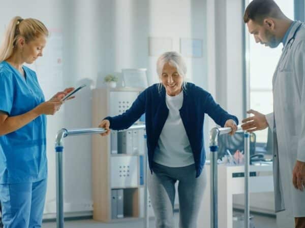 persoana varstnica facand fizioterapie