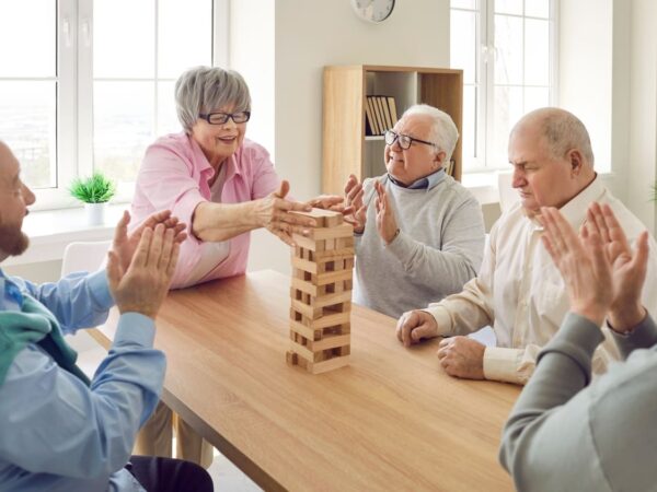 grup de varstnici jucand joc de indemanare pentru stimularea memoriei