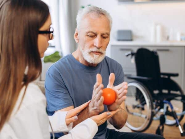 Senior care participa la terapie ocupationala