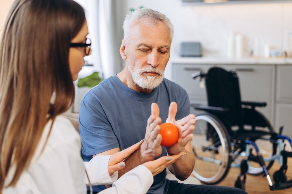 Senior care participa la terapie ocupationala