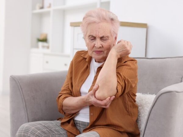 senioara cu reumatism